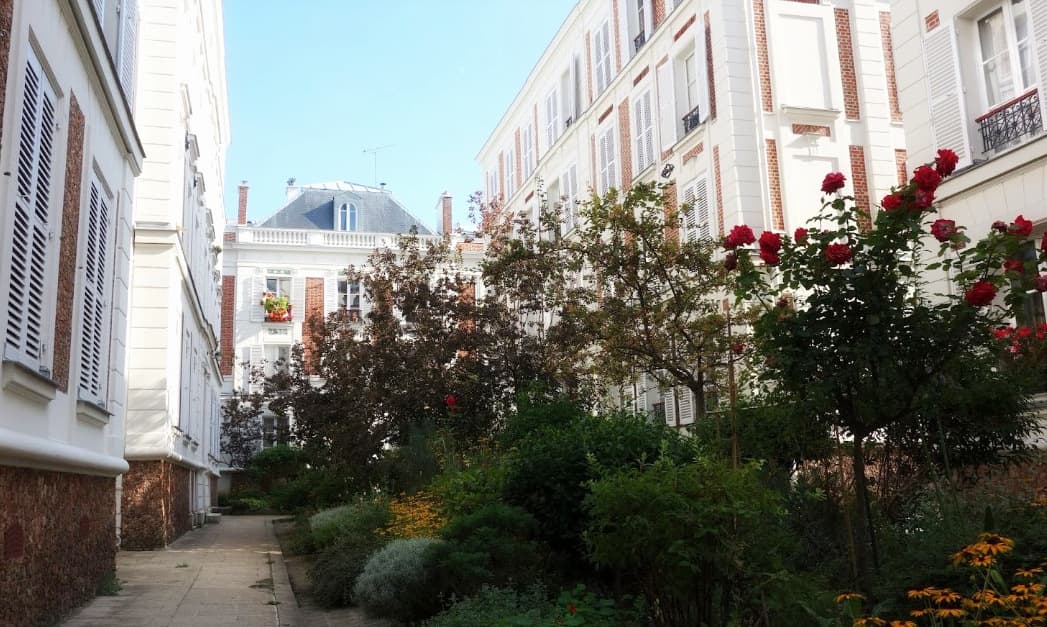 Balcon haussmannien en fer forgé, Paris